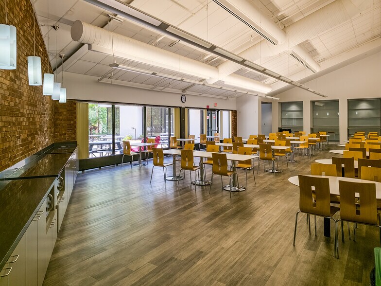 More Photos Of 200 Highway 74 S, Peachtree City Warehouse For Lease