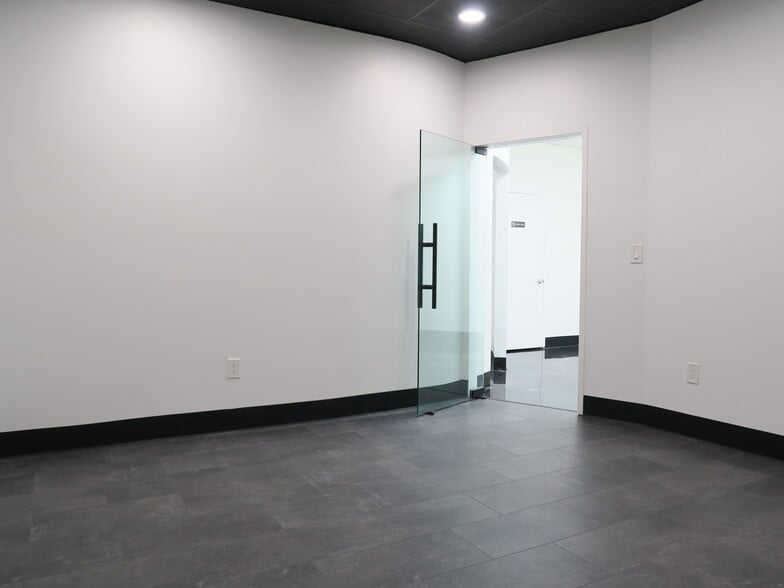 More Photos Of 5830 Star Ln, Houston Light Distribution For Lease