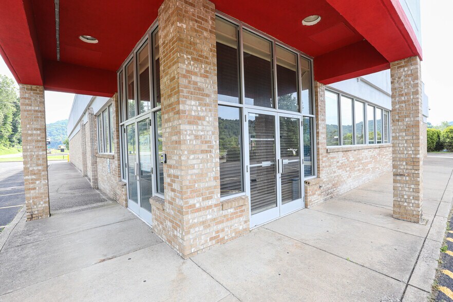 More Photos Of 902 N Lewis St, Glenville Drugstore For Lease