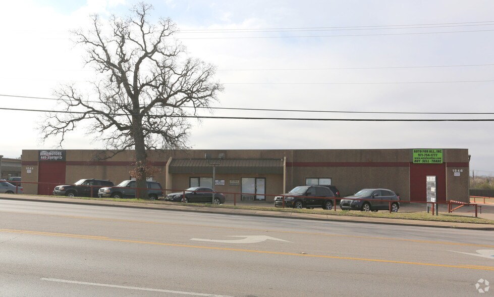 More Photos Of 1846 W Division St, Arlington Unknown For Lease
