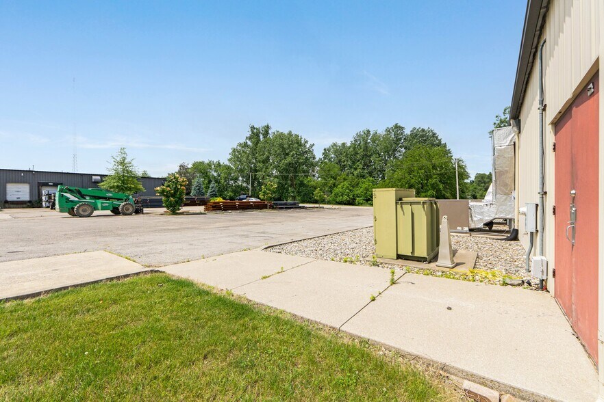 More Photos Of 8645 E Backwater Rd, North Webster Showroom For Lease