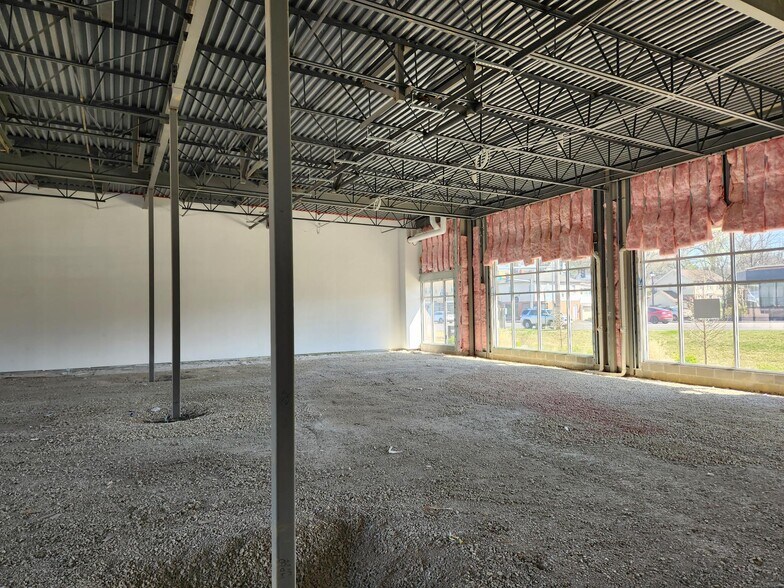 More Photos Of 10463 Manchester Rd, Kirkwood General Retail For Lease