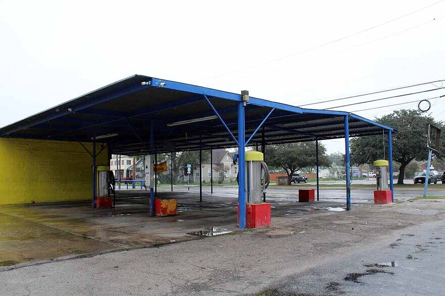 More Photos Of 2203 W Commerce St, San Antonio Specialty For Sale