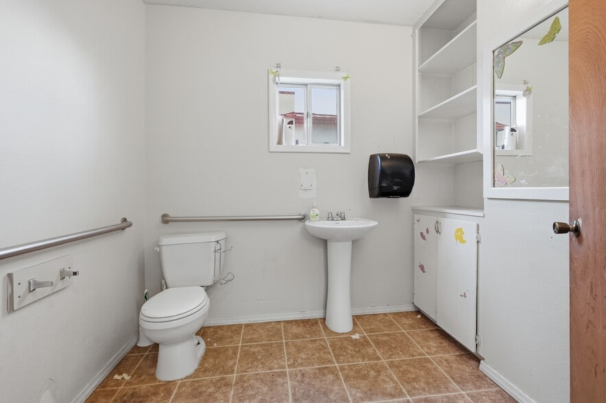 More Photos Of 819 12th Ave S, Nampa Storefront For Sale