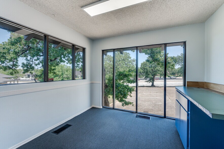 More Photos Of 1725 Cimarron Trl, Hurst Medical For Lease