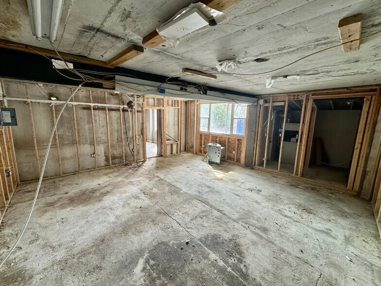 More Photos Of 110 Main St, Kingston Office For Sale