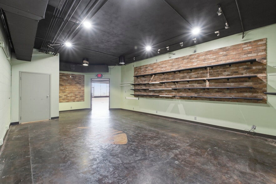 More Photos Of 1445 S Glenstone Ave, Springfield General Retail For Lease