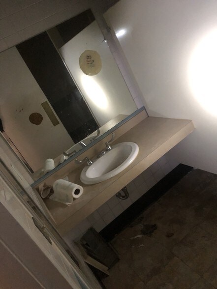 More Photos Of 401-411 Westport Rd, Kansas City Unknown For Lease