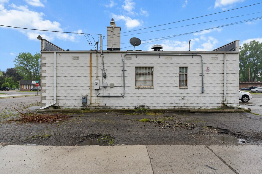 More Photos Of 15163 E 10 Mile Rd, Eastpointe Freestanding For Sale