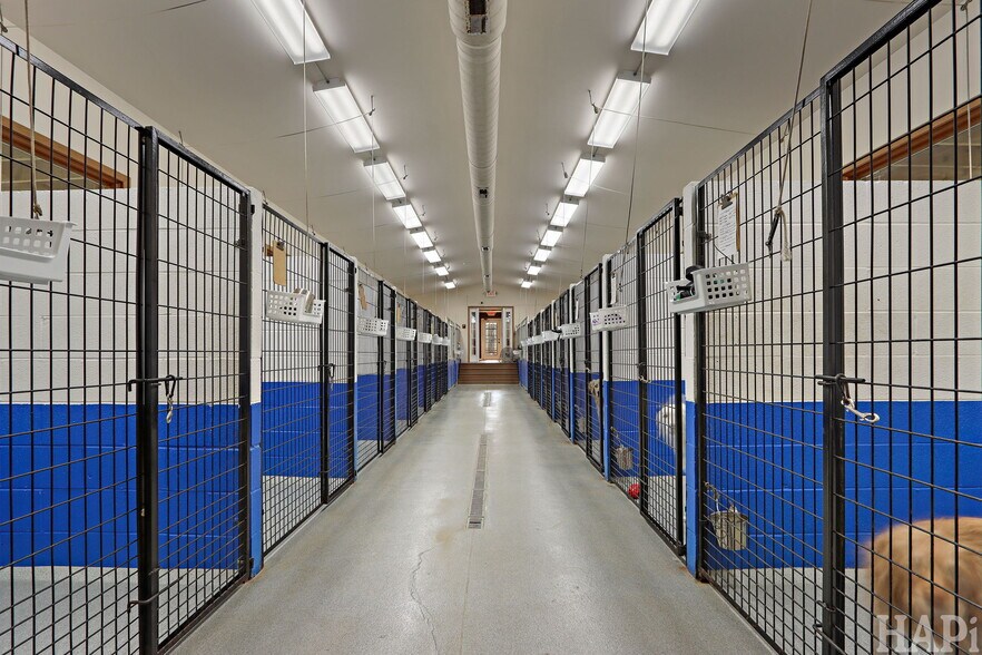 More Photos Of 4403 S Roberts Rd, Island Lake Veterinarian Kennel For Sale