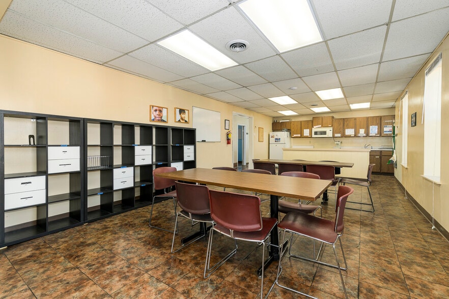 More Photos Of 4019 S Grand Blvd, Saint Louis Flex For Sale