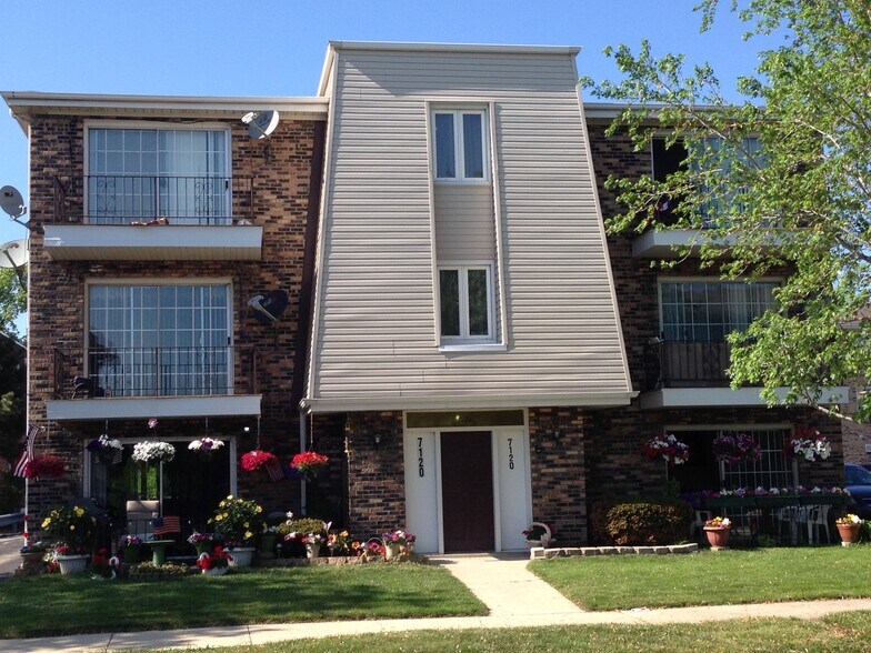 Primary Photo Of 7120 Oconnell Dr, Chicago Ridge Apartments For Sale