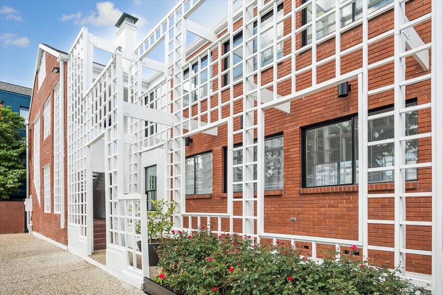 More Photos Of 2402 Commonwealth St, Houston Office For Sale