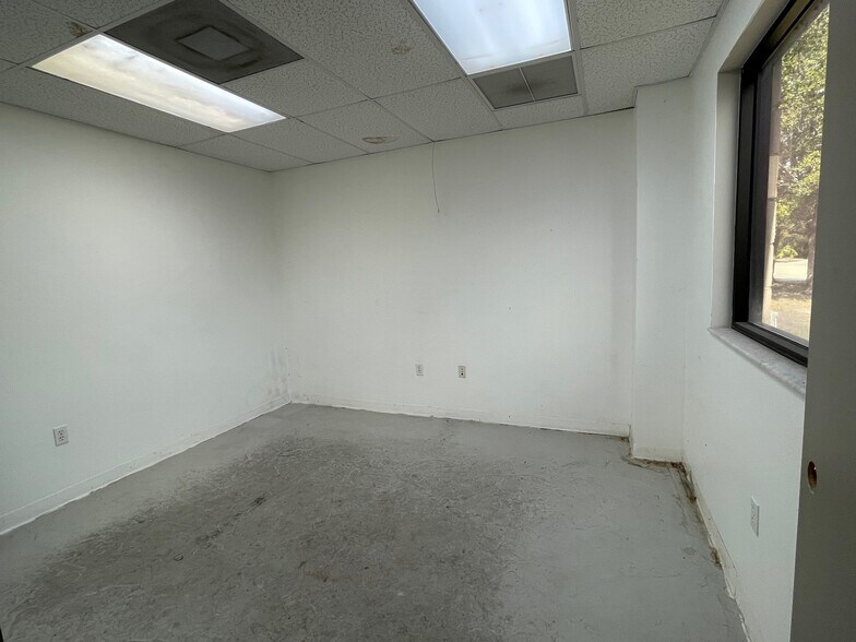 More Photos Of 2337-2341 72nd Dr E, Sarasota Warehouse For Lease