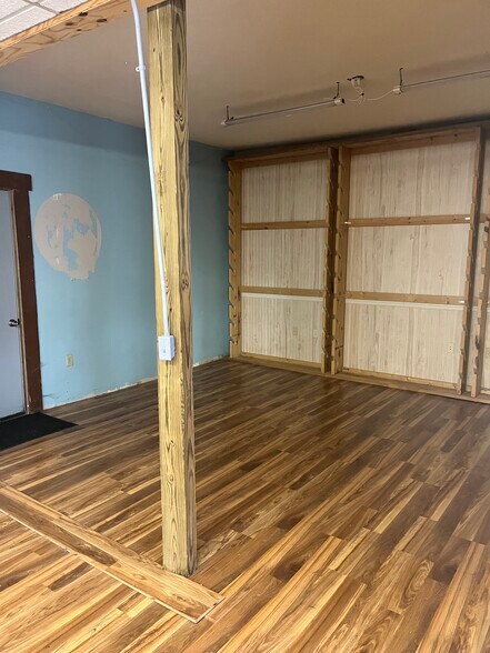 More Photos Of 204-206 E 3rd St, Brookston Showroom For Lease