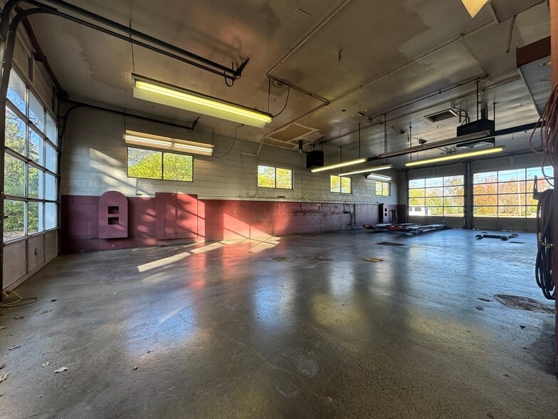 More Photos Of 913-915 W Galbraith Rd, Cincinnati Auto Repair For Sale
