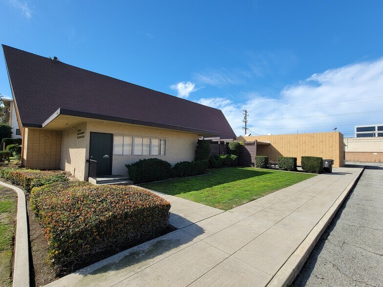 More Photos Of 3525 Elm Ave, Long Beach Showroom For Sale