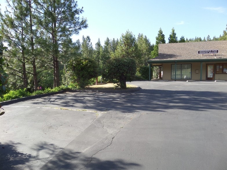More Photos Of 18701 Tiffeni Dr, Twain Harte Office For Lease