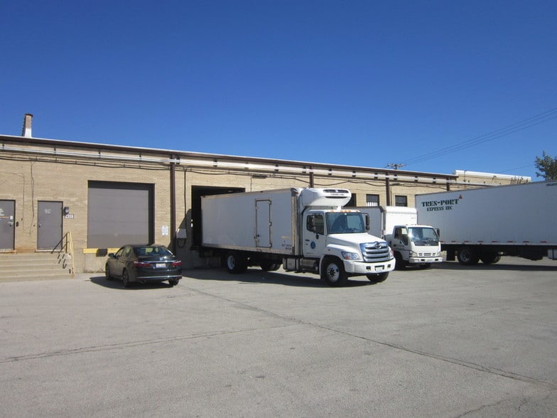 More Photos Of 2351-2369 E Devon Ave, Elk Grove Village Warehouse For Lease