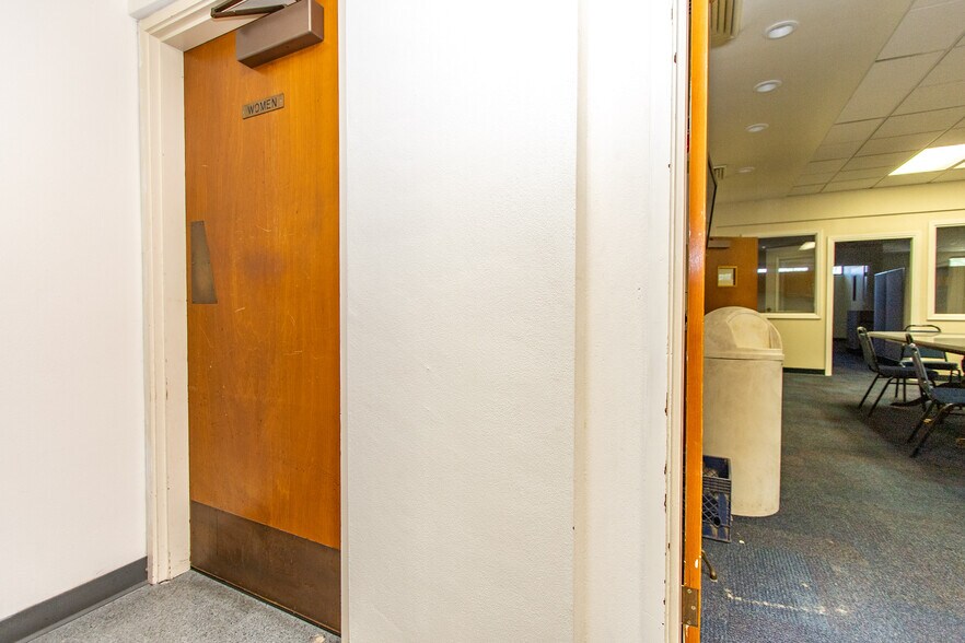 More Photos Of 971 E Broadway Ave, Atwater Office For Lease