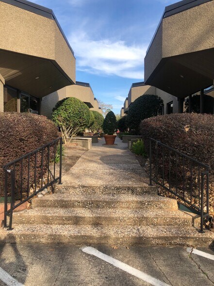 More Photos Of 1110 Kingwood Dr, Kingwood Office For Sale