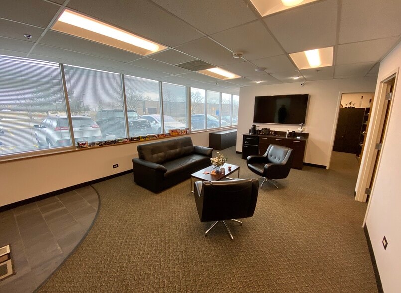 More Photos Of 165 E Commerce Dr, Schaumburg Flex For Lease