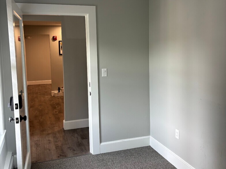 More Photos Of 7 Elm St, Boxford Storefront For Lease