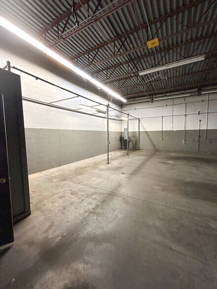 More Photos Of 840 Lakeside Dr, Mobile Warehouse For Lease