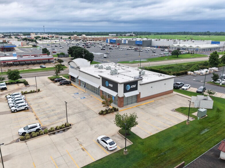 More Photos Of 2494 Airline Dr, Bossier City General Retail For Lease