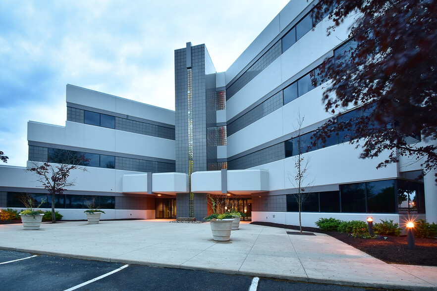 Primary Photo Of 3560 W Market St, Akron Office For Lease