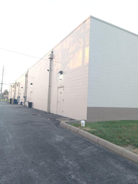 More Photos Of 1126-1144 Vaughn Rd, Wood River Unknown For Lease