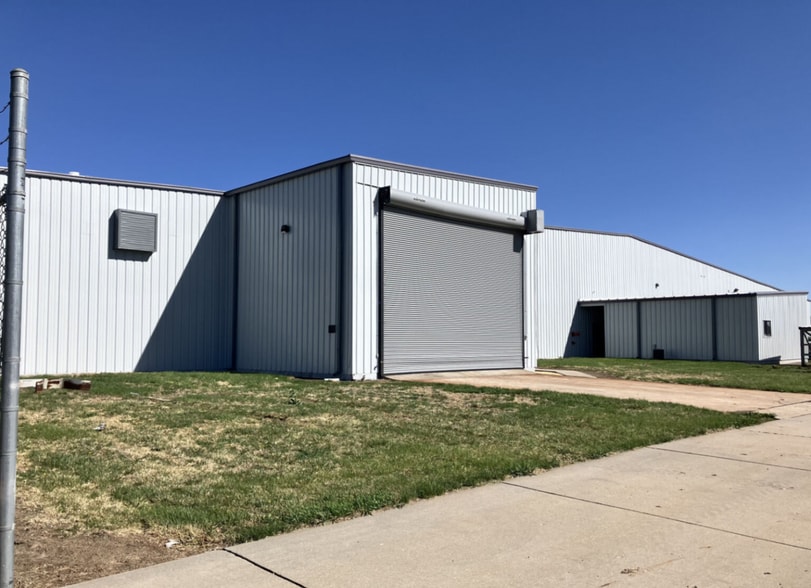 More Photos Of 300 E 39th St, Hastings Distribution For Lease