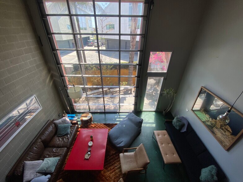 More Photos Of 2114 Narcissus Ct, Venice Office For Lease