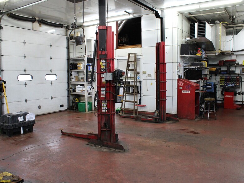 More Photos Of 523 S Main St, Fond Du Lac Auto Repair For Sale