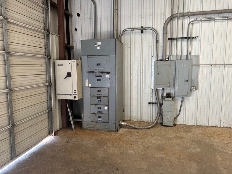 More Photos Of 3575 Thompson Rd, Keller Warehouse For Lease