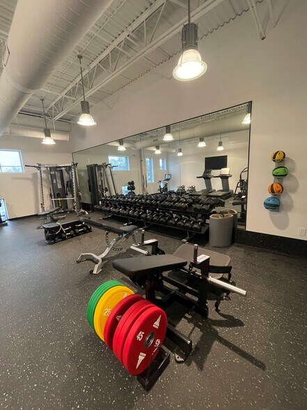 More Photos Of 2052 McKenzie Dr, Carrollton Flex For Lease