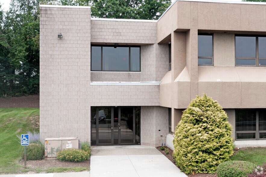 More Photos Of 14 Commerce Rd, Newtown Office For Lease