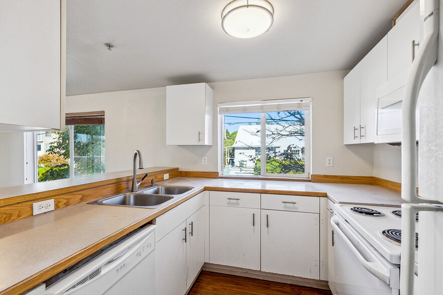 More Photos Of 3837-3845 Aurora Ave N, Seattle Apartments For Lease