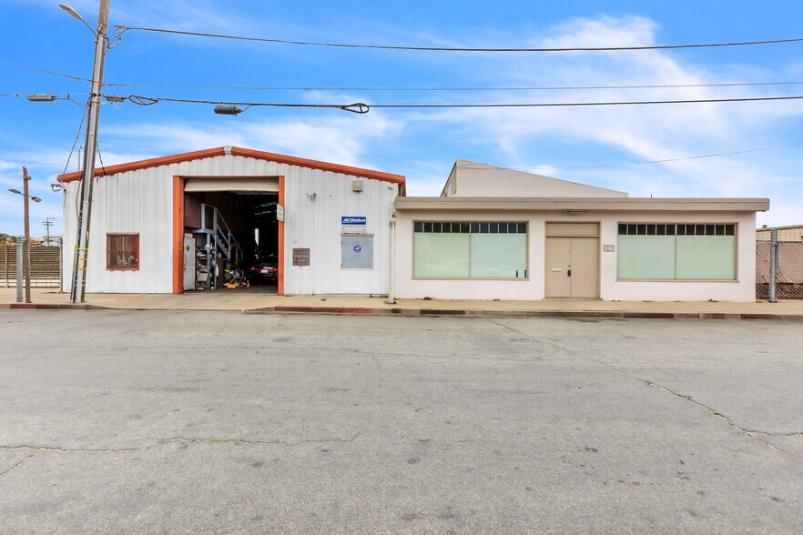 More Photos Of 227 Commission St, Salinas Showroom For Sale