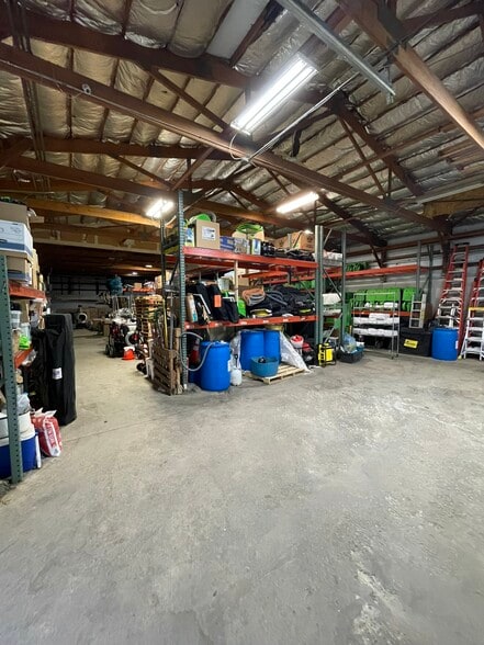 More Photos Of 955 Grace St, Elgin Warehouse For Lease