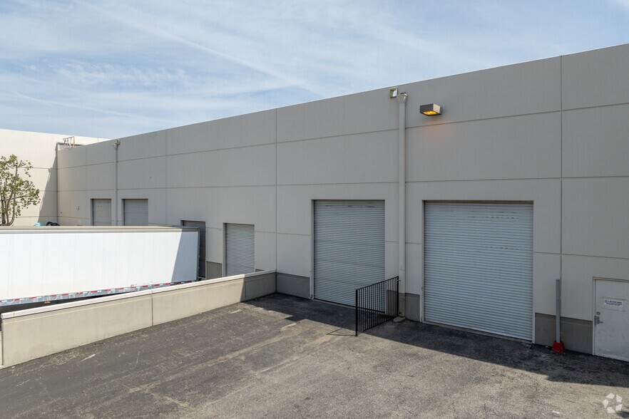 More Photos Of 1115 Research Dr, Redlands Warehouse For Lease