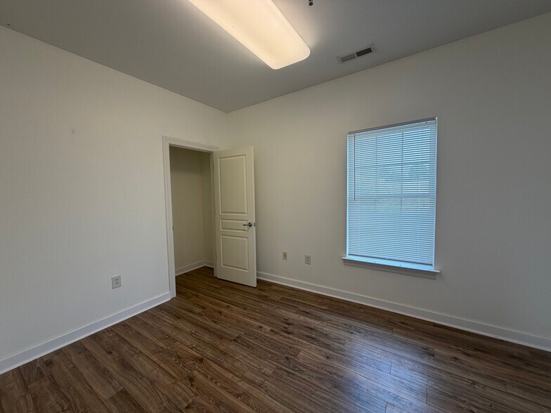 More Photos Of 5722 Hickory Plaza Dr, Nashville Office For Lease