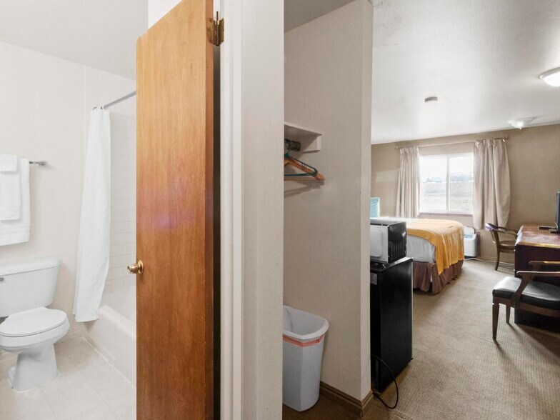 More Photos Of 1806 E Cedar Ave, Rawlins Hotel For Sale