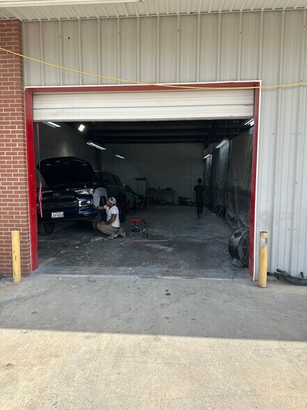 More Photos Of 2525 Westhollow Dr, Houston Auto Repair For Sale