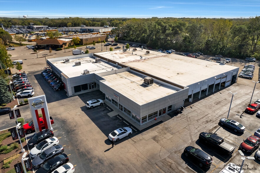 More Photos Of 945 E Chicago St, Elgin Auto Dealership For Sale