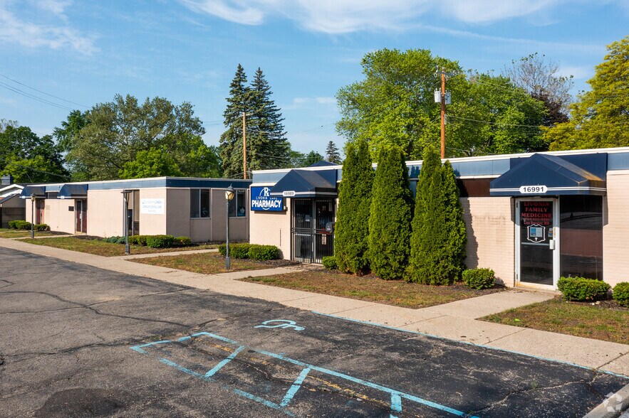 More Photos Of 16975-16991 Farmington Rd, Livonia Medical For Lease