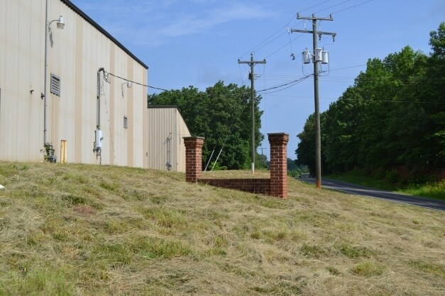 More Photos Of 840 Tightsqueeze Industrial Rd, Chatham Warehouse For Lease