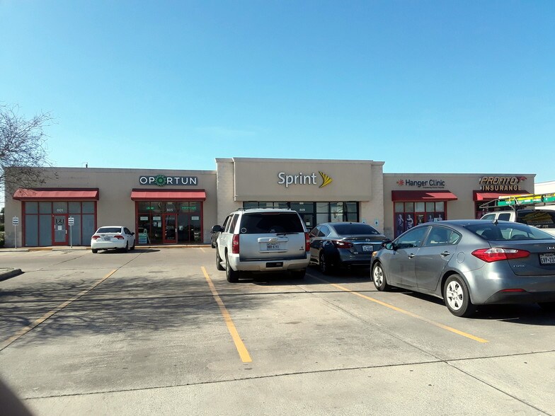 More Photos Of 801-825 N Ed Carey Dr, Harlingen Storefront Retail Office For Lease