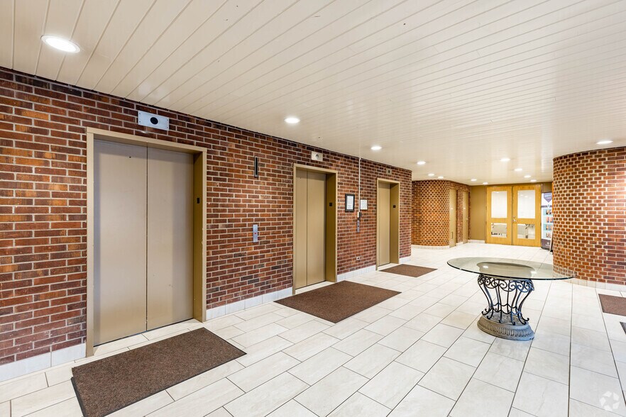 More Photos Of 1000 Cliff Mine Rd, Pittsburgh Office For Lease