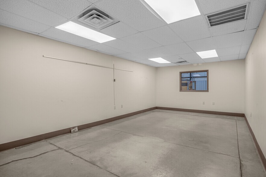 More Photos Of 120 McDougall Ct, Greenville Unknown For Lease